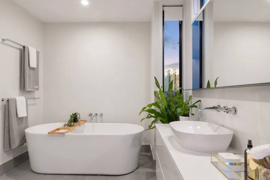 Açık renkli modern banyo