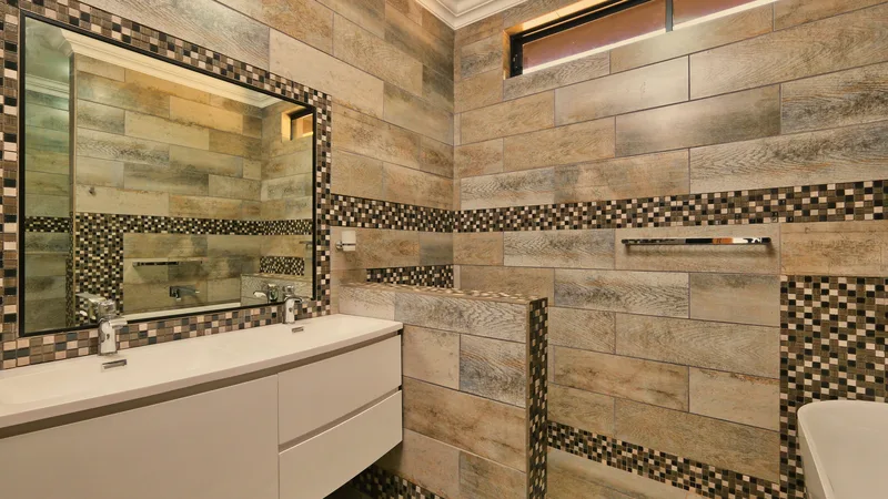 Açık renk seramikli, aynalı ve sade tasarımlı yenilenmiş banyo