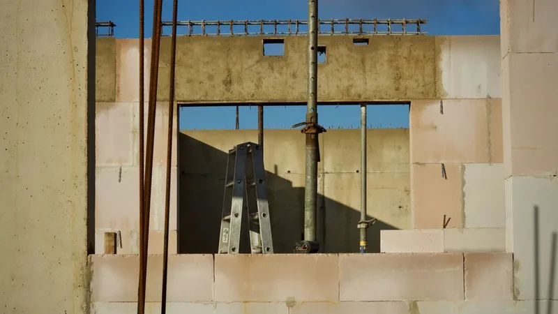 İnşaat halindeki bir binada beton blok duvar ve iskele