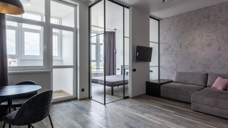 Cam bölmeyle ayrılmış, açık plan bir daire içi