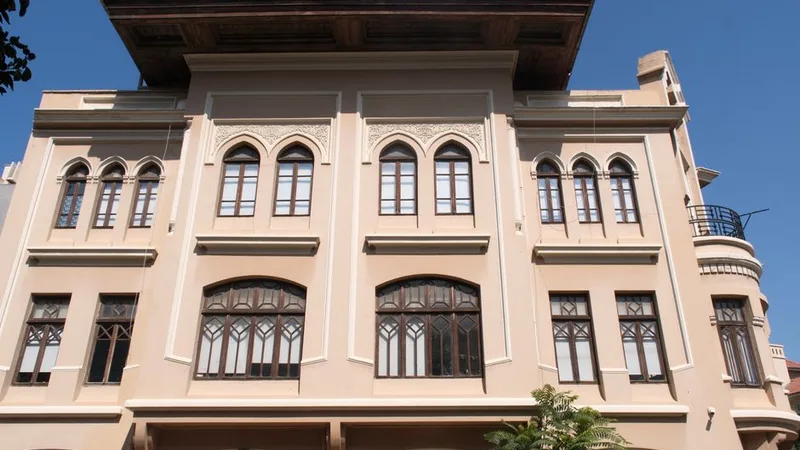 Kemerli pencereleri ve süslemeli cephesiyle restore edilmiş tarihi bir bina