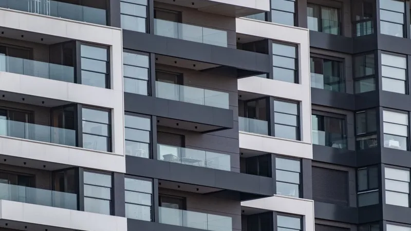Modern bir apartman binasının cam ve alüminyum cepheli balkon detayları