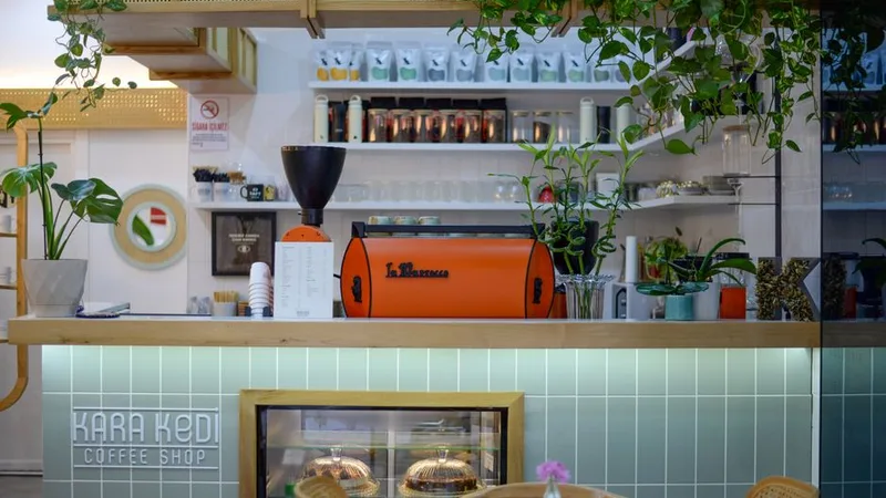Bitkilerle süslenmiş, sıcak ahşap ve mermer tezgahlı modern bir kafe iç mekanı