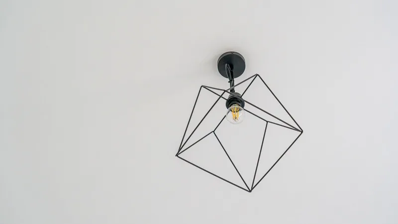 Geometrik hatlı sade bir tavan aydınlatması