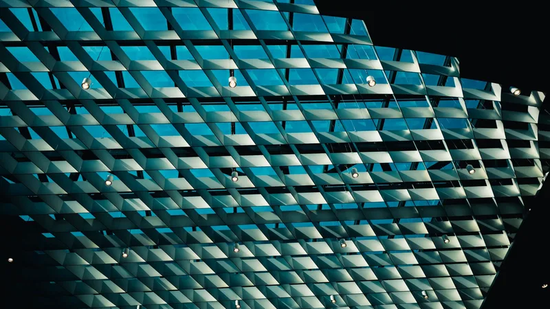 Geometrik desenli, camlı bir tavan yapısı