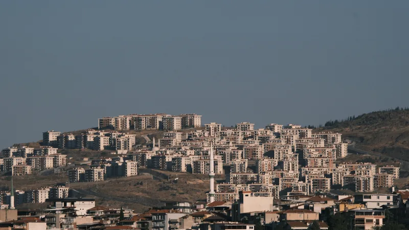 Dağ eteğinde, yamaca yayılmış yoğun bir apartman yerleşimi