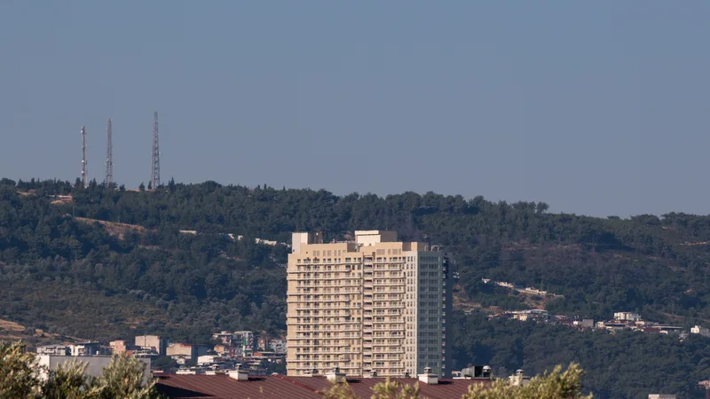 Tepeye yayılmış, gökyüzüne karşı yüksek bir apartman binası