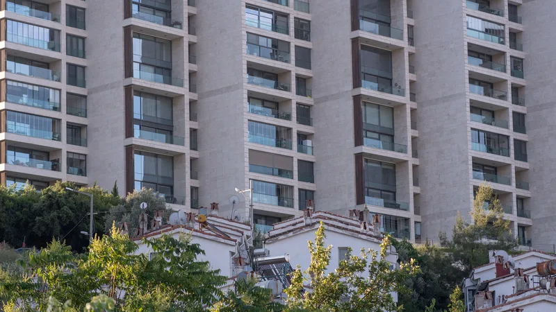 Ağaçlar arasında yükselen modern, geniş bir apartman kompleksi