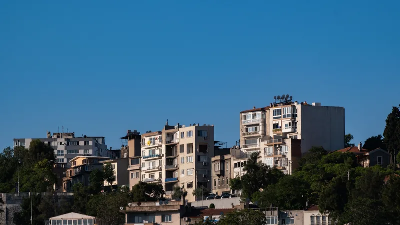 Yamaçta yükselen, güneş ışığıyla aydınlanan bir mahalle görünümü
