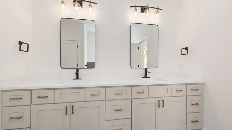 Çift lavabolu, aydınlatmalı banyo dolabı düzeni