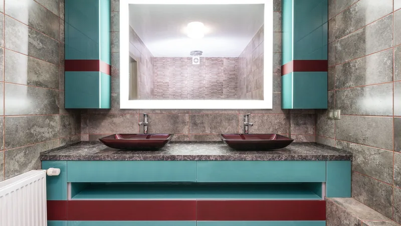 Turkuaz dolaplı, aydınlatmalı aynası olan banyo