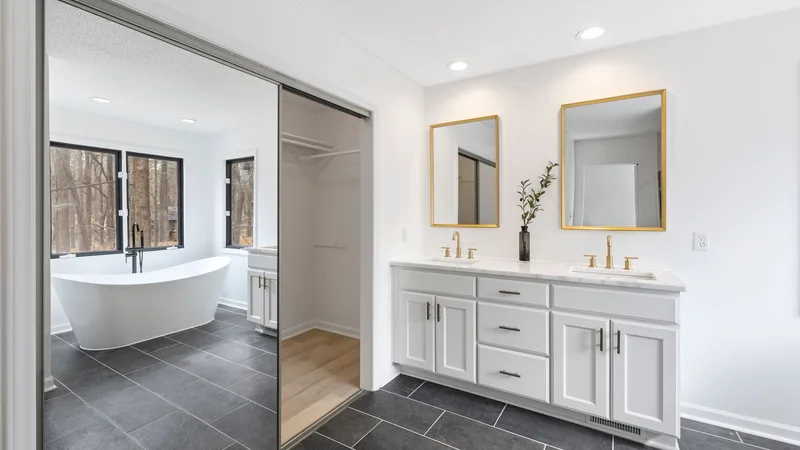 Küvetli, çift lavabolu geniş bir banyo