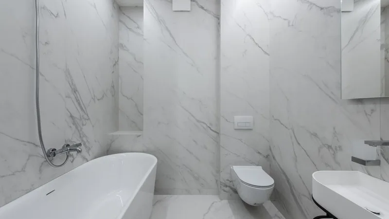 Vintage dokunuşlu, mermer ve fayans detaylarıyla döşenmiş bir banyo