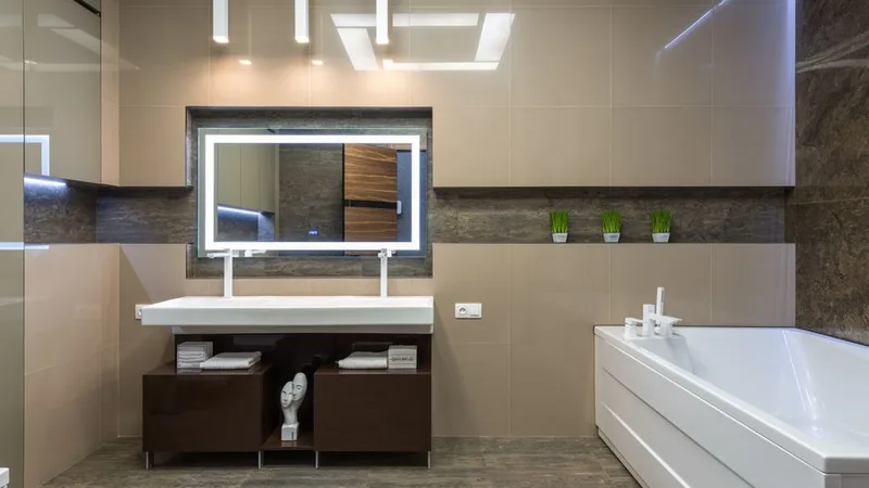 Duş kabini köşesinde parlak seramik ve cam yüzeyleriyle tamamlanmış bir banyo