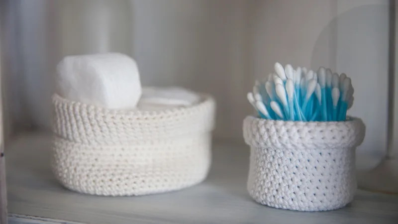 Örgü sepetlerde düzenlenmiş banyo aksesuarları