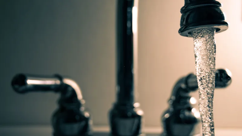 Akan suyla yakından çekilmiş krom banyo bataryası