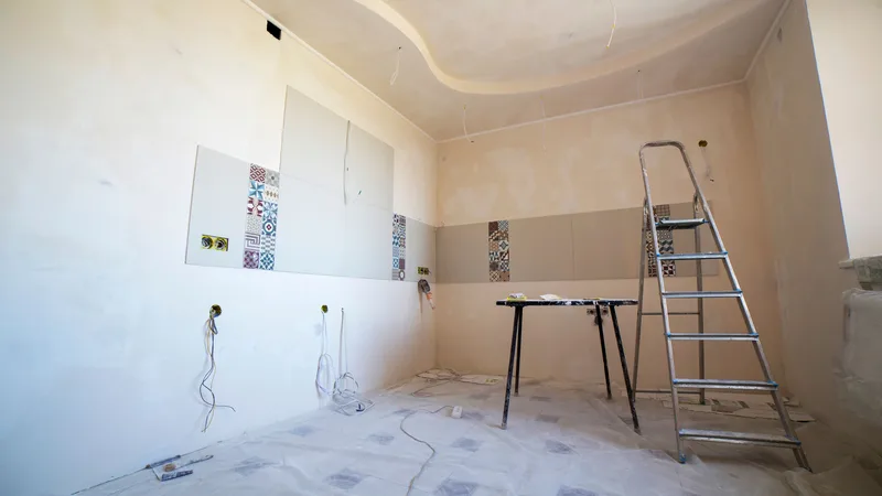 Cam duşakabinli, fayans kaplamalı banyo örneği