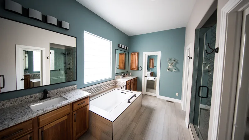 Banyo tadilatı planlaması için ölçü alan eller