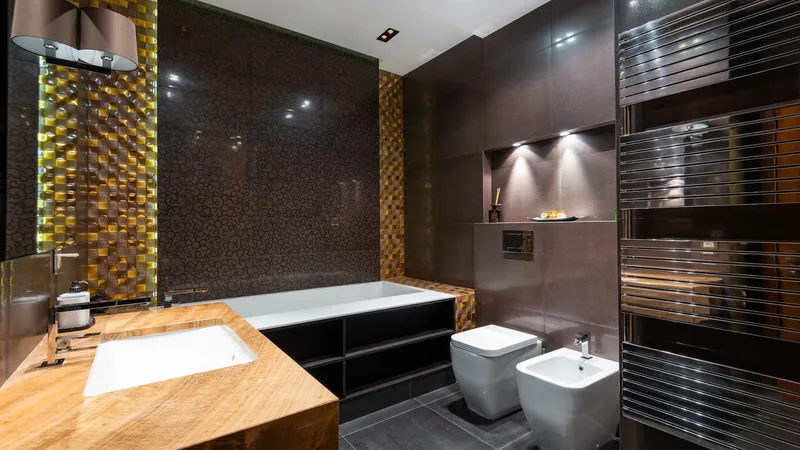 Koyu tonlarda yenilenmiş, spot aydınlatmalı bir banyo