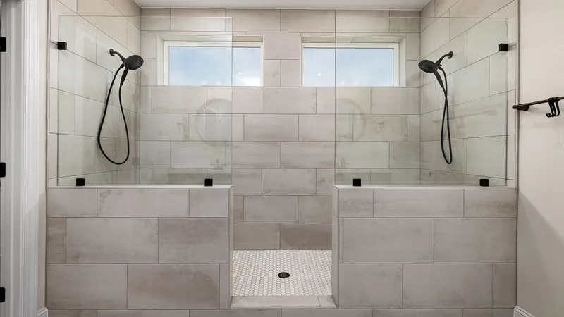 Cam bölmeli çift duşlu, fayans kaplamalı banyo