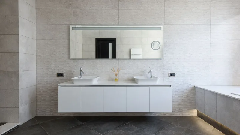 Çift lavabolu, gri zeminli yenilenmiş banyo