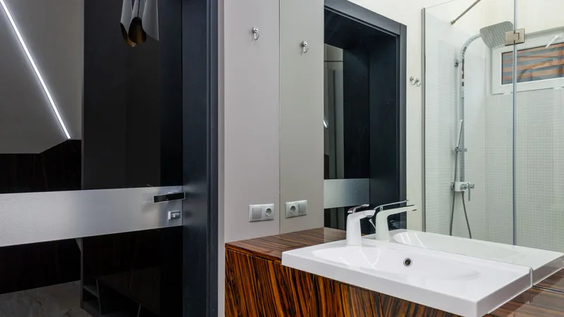 Ahşap dolap üzerinde krom armatür ve lavabo detayı