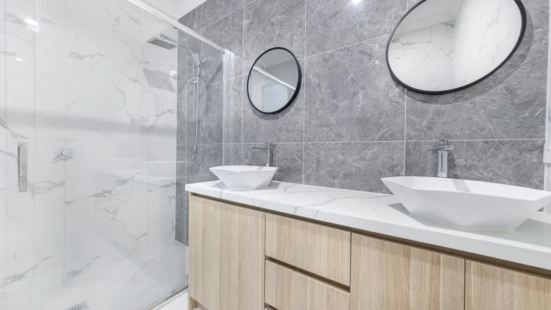 Çift lavabolu, mermer görünümlü modern banyo