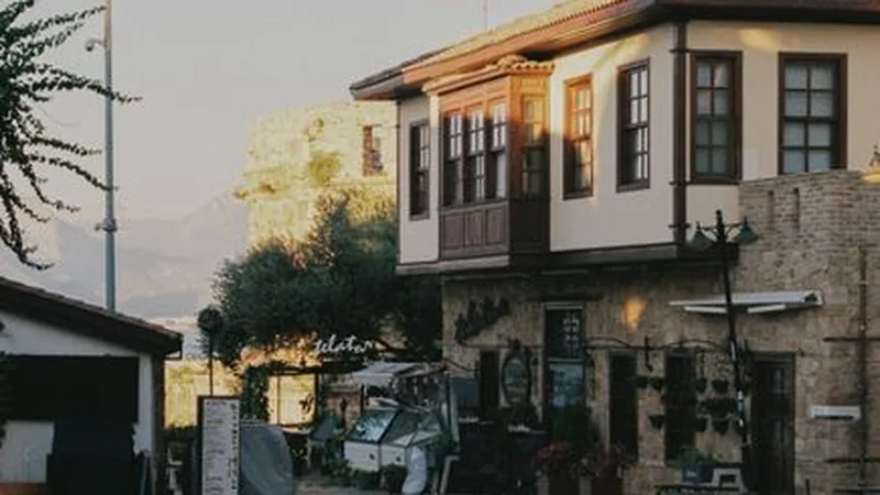 Geleneksel dokulu, düşük katlı yapılarla çevrili sakin bir kasaba meydanı