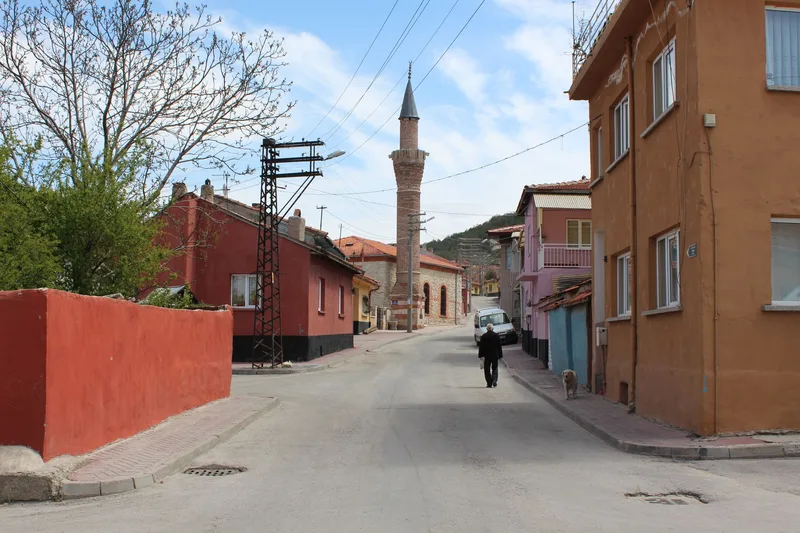 Minareli, sakin bir ilçe merkezi sokağı