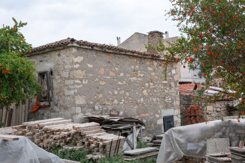 Yeniden yapılandırılmakta olan, malzemeleri istiflenmiş eski bir taş ev