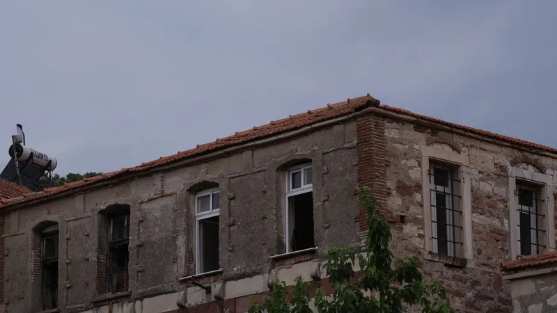 Bornova'nın çevre mahallelerinde görülen, taş duvarlı eski bir yapı