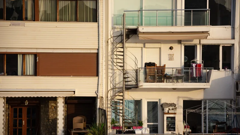 Balkonları ve dış merdiveniyle farklı dönemlerden apartman cepheleri