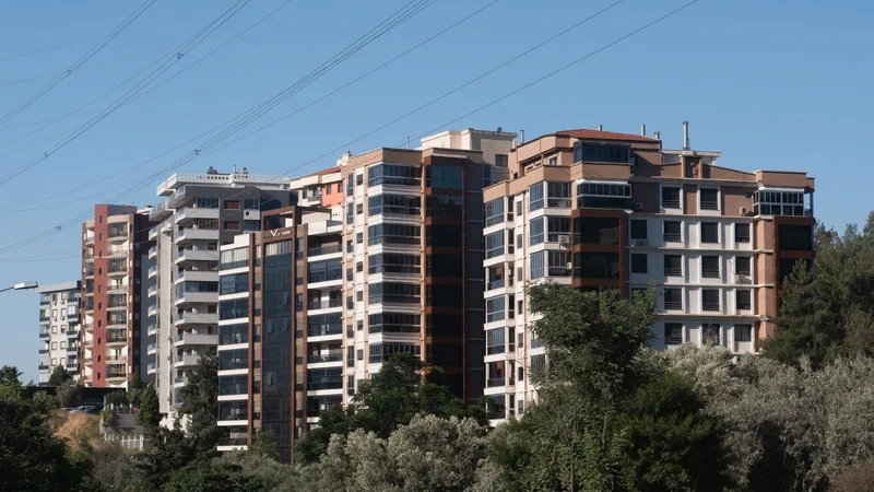 Yan yana sıralanmış çok katlı apartman ve site binaları