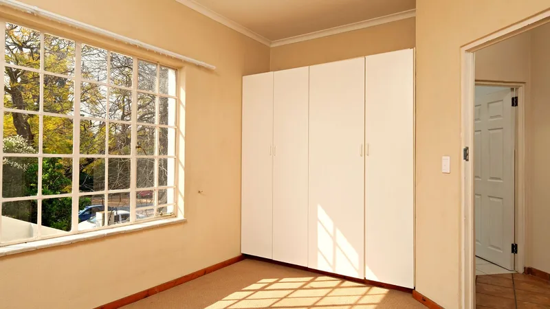 Gömme dolaplı, boş ve aydınlık bir daire odası
