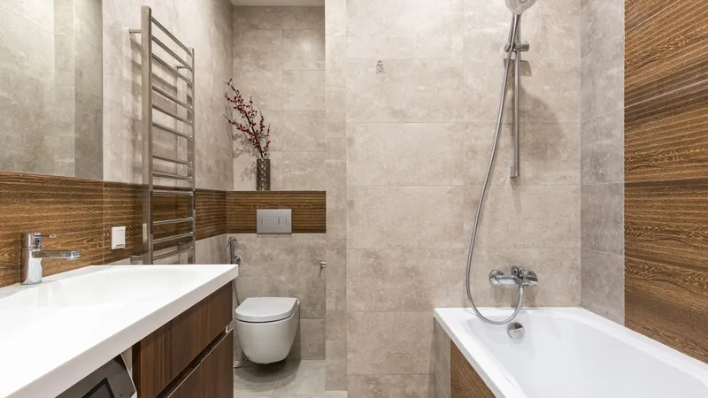 Beyaz asma klozetli, kompakt ve düzenli küçük bir banyo