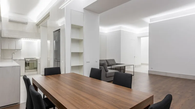 Açık plan, aydınlık ve yeni yenilenmiş bir salon-mutfak-yemek alanı
