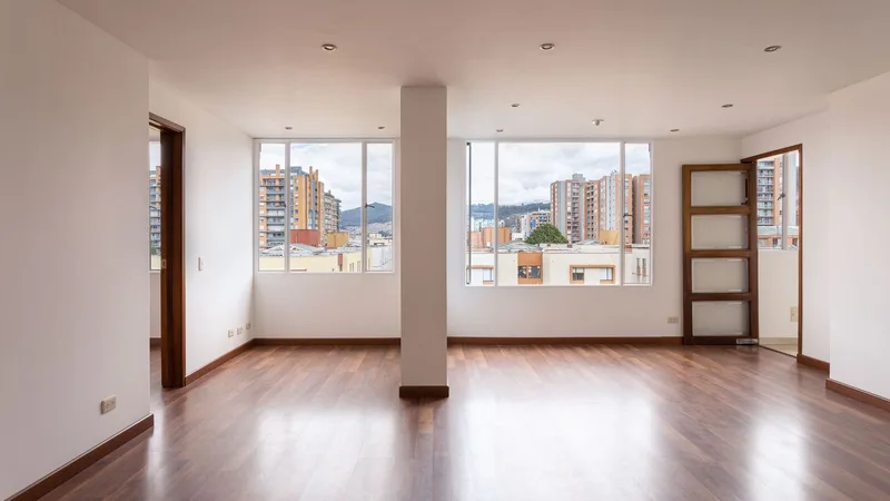 Parke zeminli, aydınlık ve boş bir daire salonu