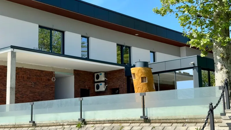 Camlı balkonu olan modern bir müstakil ev