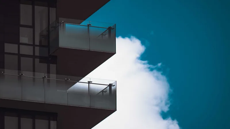 Gökyüzüne karşı cam balkon panelleri