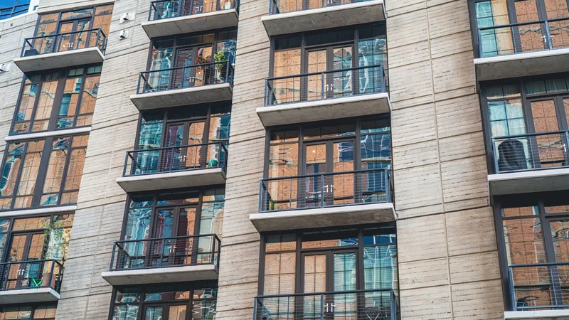 Cam balkonlu bir apartman binası cephesi