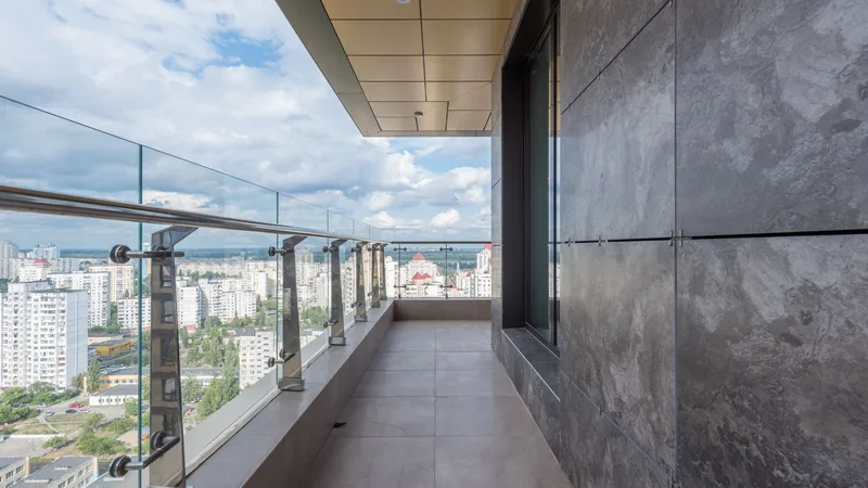 Şehir manzaralı, cam korkuluklu geniş bir teras