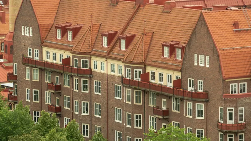 Kırmızı kiremitli çatılarıyla bir apartman bloğunun kuşbakışı görünümü