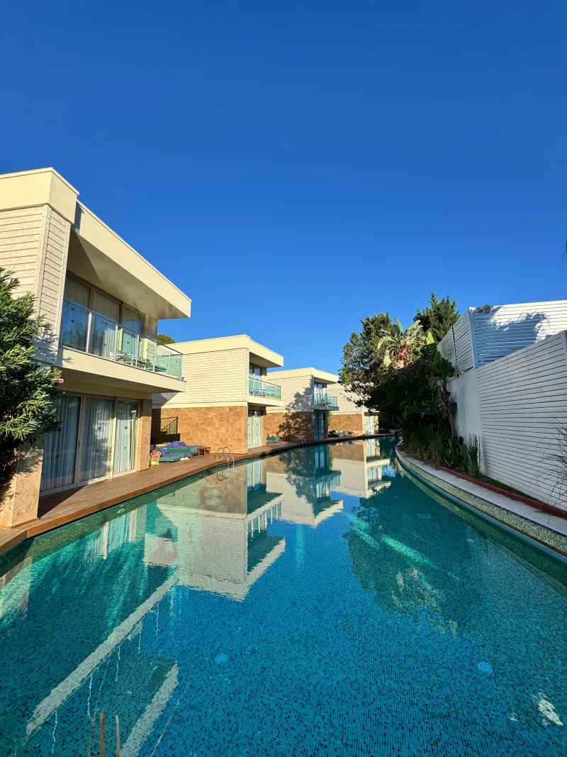 Modern bir villa kompleksinde uzun bir yüzme havuzu