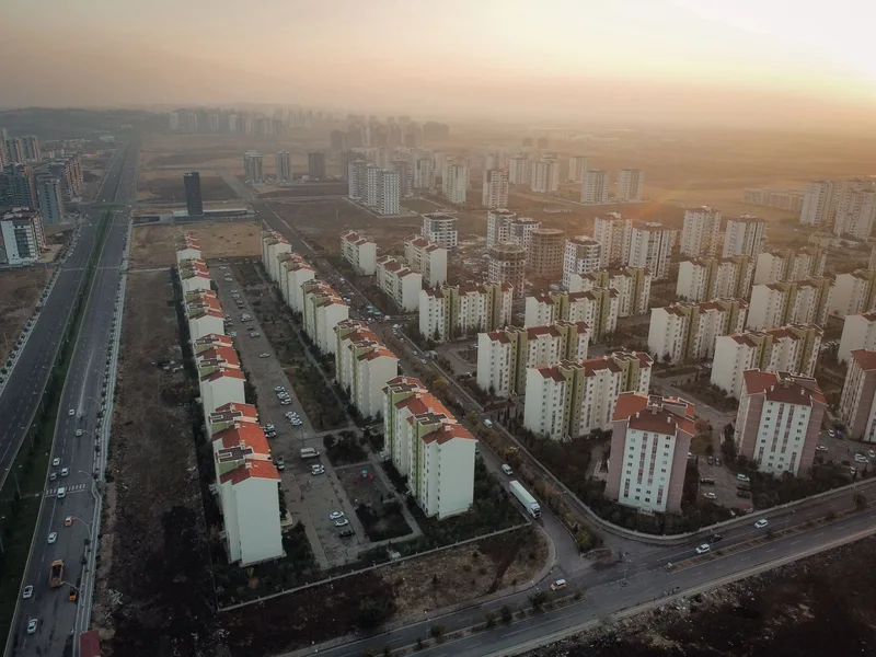 Düzenli sıralar halinde inşa edilmiş geniş bir toplu konut bölgesi