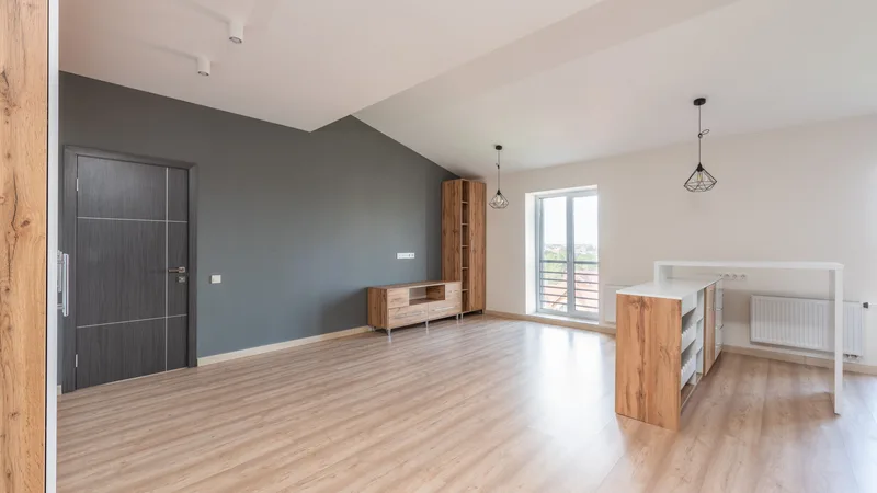 Az eşyalı, mobilya yerleşimi planlanan boş bir daire