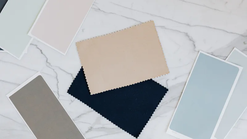 Kumaş ve renk örnekleriyle hazırlanmış bir dekorasyon moodboard'u