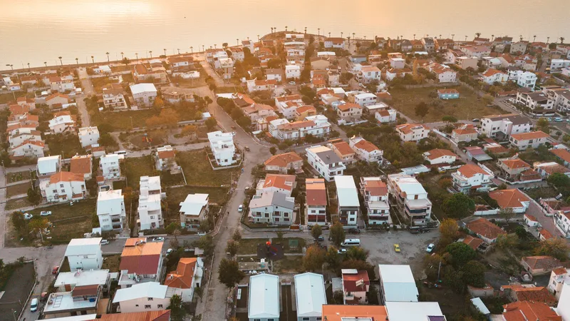 Gün batımında kıyı şeridinde kurulu bir liman kasabasının kuşbakışı görünümü