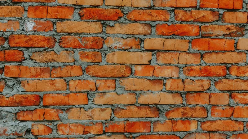 Sıva öncesi çıplak tuğla duvar dokusu