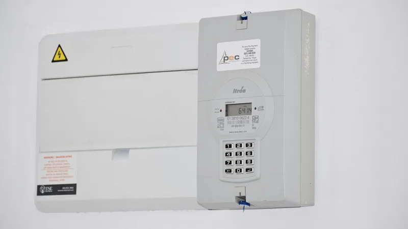 Duvara monte edilmiş yeni bir elektrik sigorta panosu