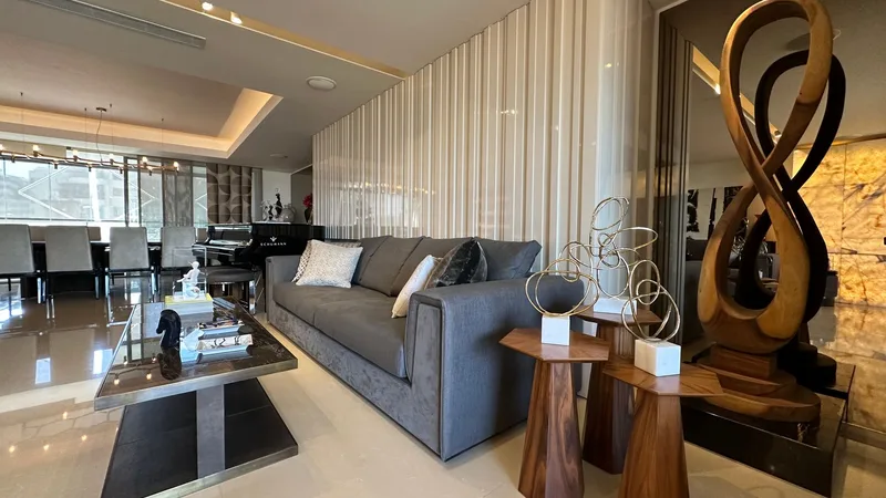 Gri koltuklu, şık dekorlu geniş bir salon